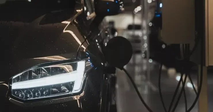 Elektromobillər üçün inqilab: yolda şarj edə biləcəklər