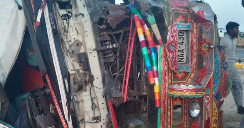 Pakistanda yol qəzası 12 nəfərin həyatına son qoyub