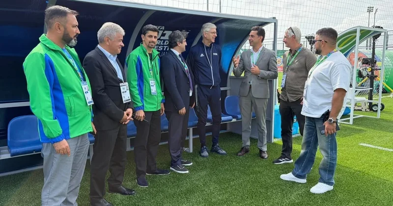 Арсен Венгер прибыл в Баку на чемпионат мира по футболу U 15 ФОТО