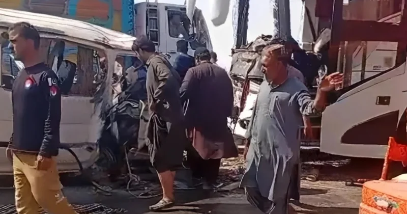 Pakistanda avtobusla mikroavtobus toqquşdu: Ölənlər və yaralananlar var