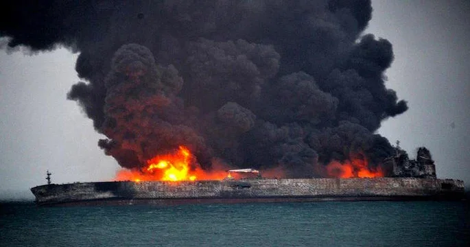 Hörmüzdə iki supertanker minaya düşdü
