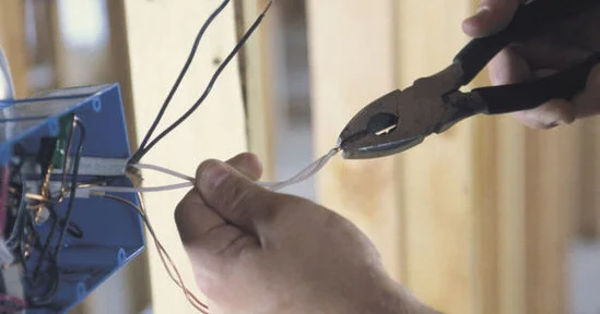 Salyanlı kişini elektrik vurdu