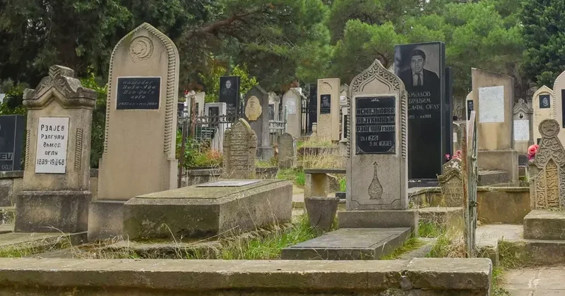 Ölümündən əvvəl özünə başdaşı sifariş edibmiş