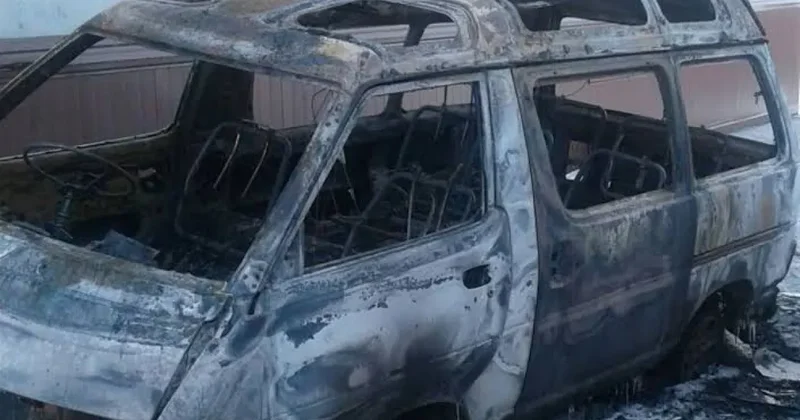 В Сальяне до тла сгорел микроавтобус ВИДЕО