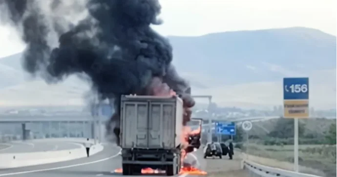 Qazaxda TIR yandı