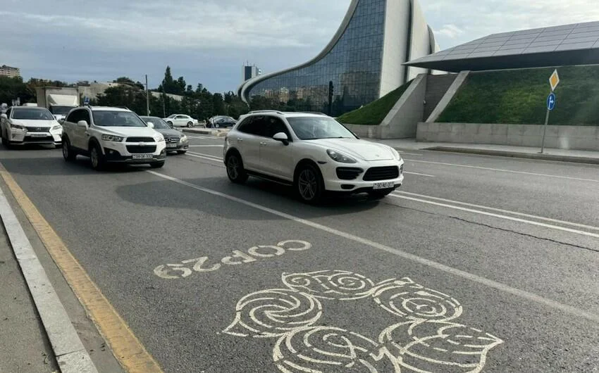 COP29 zolaqlarında yol nişanlarının sökülməsinə başlanıldı