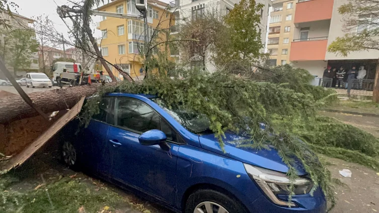 İstanbulda fırtına yaşandı Qorxulu GÖRÜNTÜLƏR