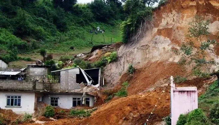 Konqoda torpaq sürüşməsi nəticəsində 10 nəfər ölüb