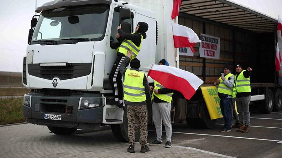 Polşa fermerləri Ukrayna ilə sərhəddə keçid məntəqəsini bağlayıblar