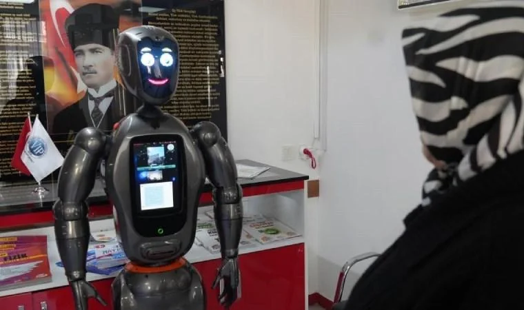 Türkiyənin ilk süni intellektli robotu müəllimliyə başlayıb VİDEO AzPolitika onlayn siyasiictimai qəzet