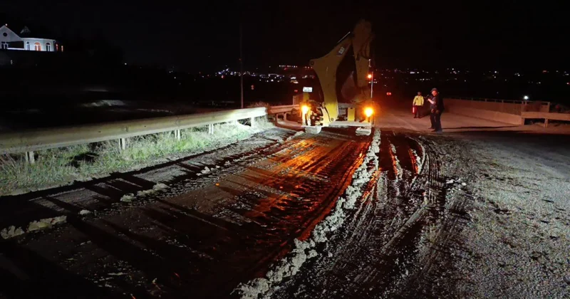 ŞOK: Sürücü betonu yola tökdü FOTO/VİDEO