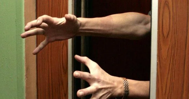 Liftdə qalan şəxslər xilas edildi