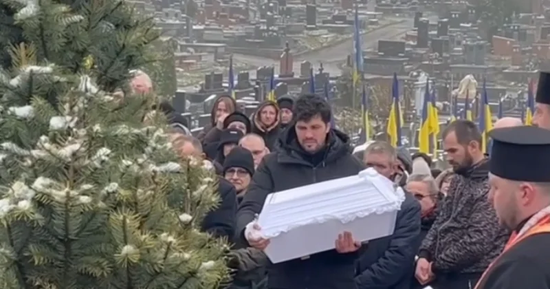 Tükürpədici kadrlar: Ata Ternopolda rusların öldürdüyü övladının tabutunu beşik kimi yellədi FOTO/VİDEO