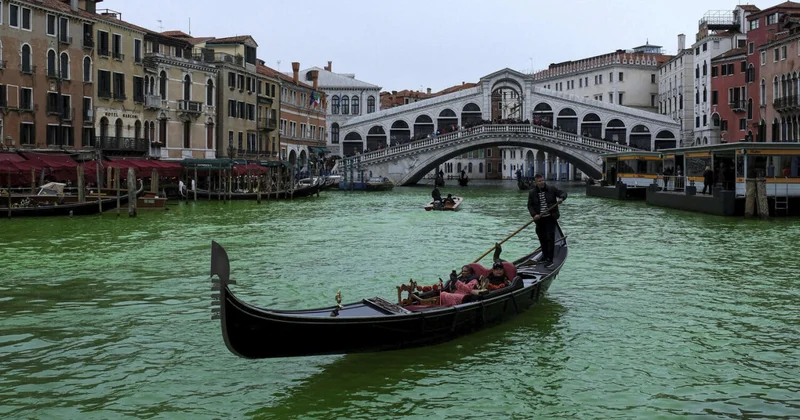 Грета Тунберг покрасила воду в Венеции в зеленый цвет