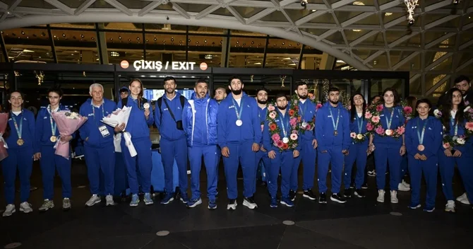 İslamiadada çıxış edən Azərbaycan idmançıları Vətənə dönüblər