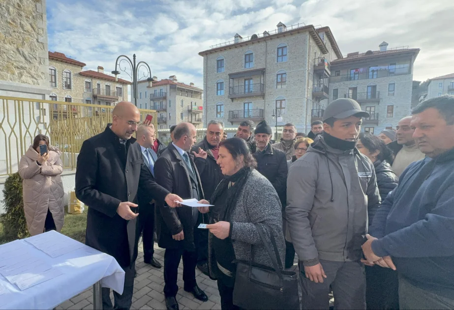 Növbəti köç karvanı Şuşa şəhərinə çatıb, ailələrə evlərinin açarları təqdim olunub FOTO AZƏRTAC