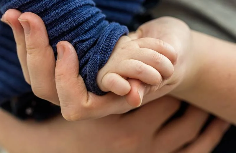 Dünyada İLK dəfə qadın orqanizmindən kənar uşaq doğuldu FOTO