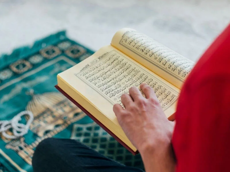 Ölüyə Quran oxumağın faydası varmı? İLAHİYYATÇIDAN AÇIQLAMA