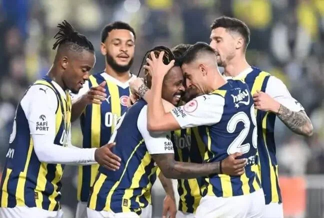 Fənərbağça məşhur futbolçusunu geri qaytarır FOTO