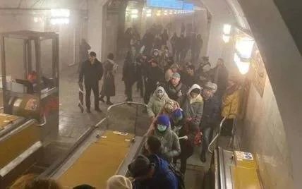 Metroda yatan qadını tanımadığı şəxs yandırıb FOTO