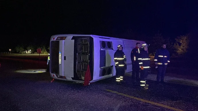 Dəfnə gedən mikroavtobus aşıb: 1 ölü, 23 yaralı