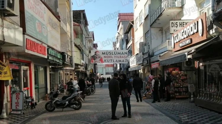 Türkiyədə mağaza sahibinin yeni il ilə bağlı asdığı diqqətçəkən PANKART