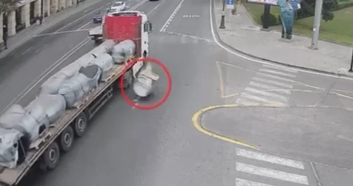 Bakıda düzgün qablaşdırılmayan yük yola dağıldı Polis xəbərdarlıq etdi VİDEO