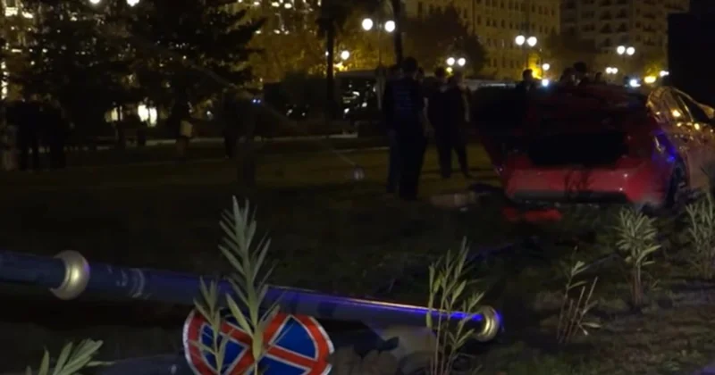 Gecə saatlarında avtomobil Qış parkına girdi VİDEO