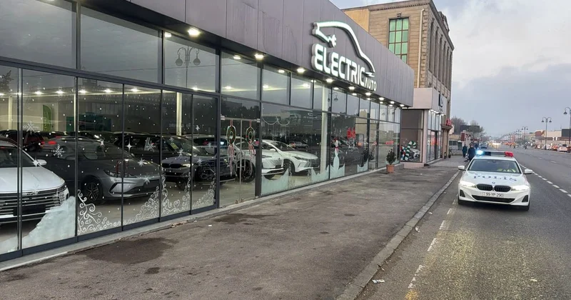 Bakıda avtosalonun qarşısındakı səki avtomobillərdən təmizləndi VİDEO