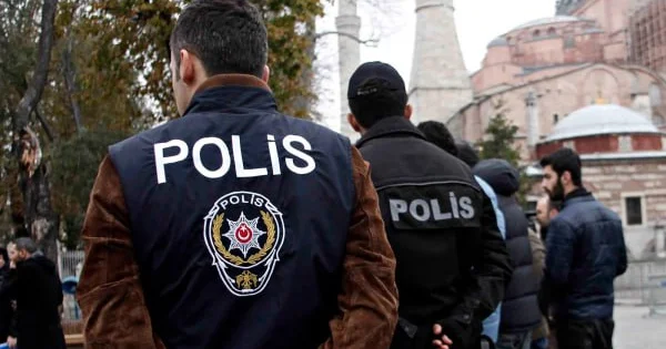 İstanbulda böyük əməliyyat: 22 məmur saxlanıldı VİDEO