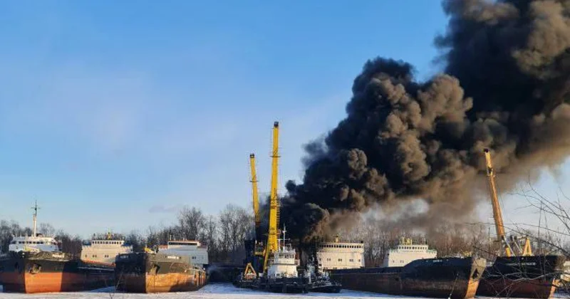 В Нижнем Новгороде после взрывов загорелся корабль видео