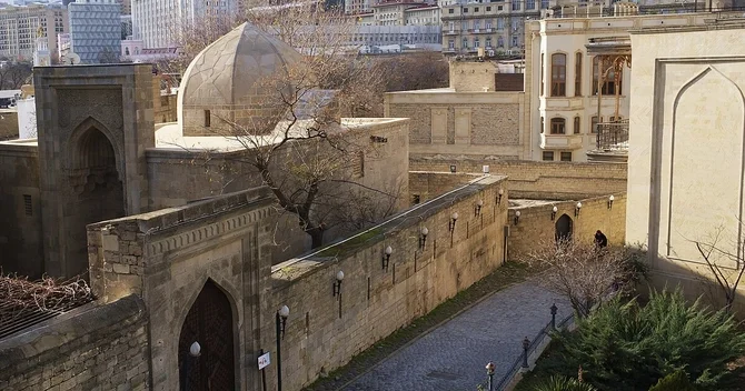İçərişəhər də 12 evin dam örtüyü, 28 ünvanda mənzillər təmir olunub, panduslar quraşdırılıb