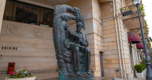 Zərdabinin İçərişəhərdəki heykəli götürülür? “Müəllifin qızı ilə müzakirə etdik”