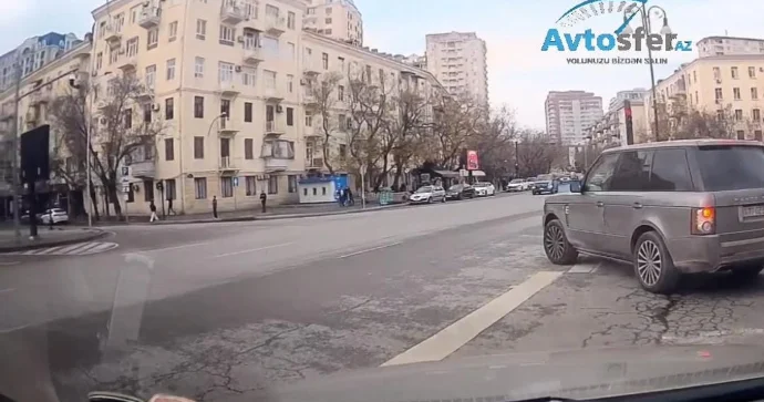 Bu küçədə yaşıl yanan kimi hərəkət etməyin! Qəza baş versə günahkar sayılacaqsınız VİDEO