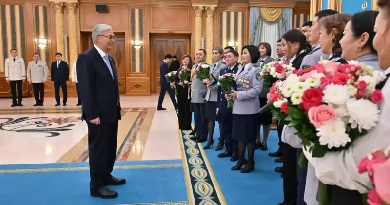 Токаев вручил ключи от квартир сотрудникам Генпрокуратуры, Службы госохраны и МВД