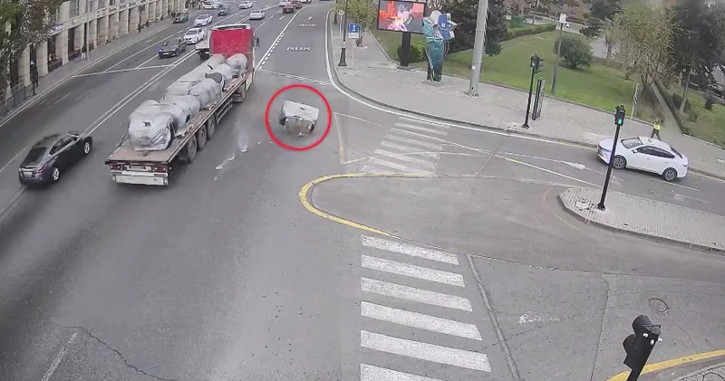 В Баку с грузовика на полном ходу выпала бочка Minval Politika