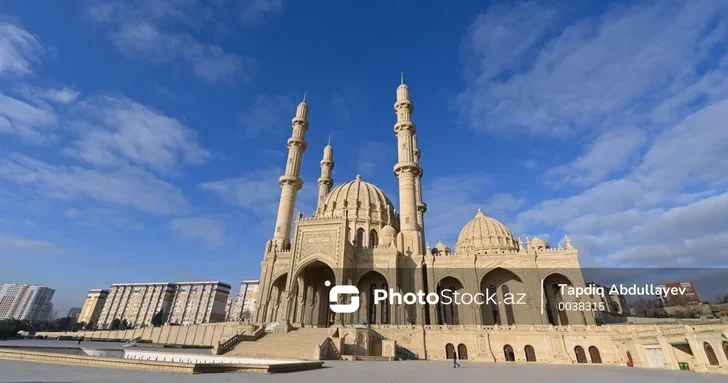 Участники проходящего в Баку II Форума религиозных деятелей АР совершили коллективный намаз