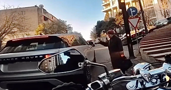 “Range Rover”i keçiddə saxlayan qadın yaşlı piyadanın yolunu kəsdi VİDEO