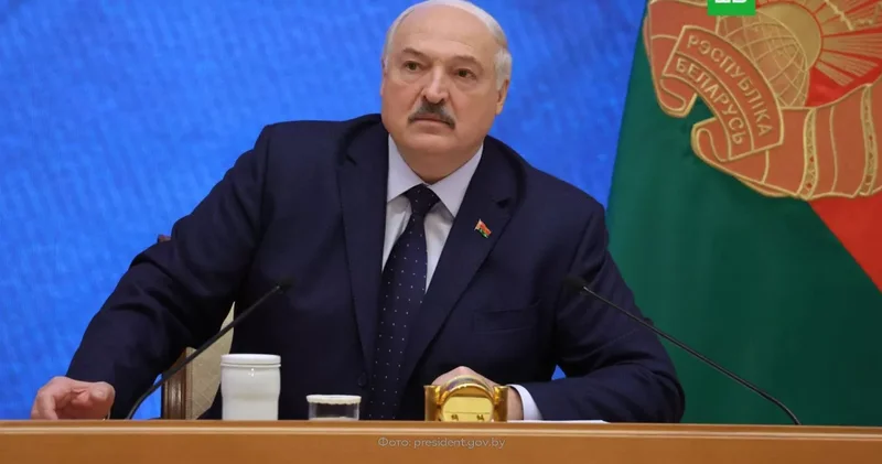 Лукашенко: Я не держусь посиневшими пальцами за власть