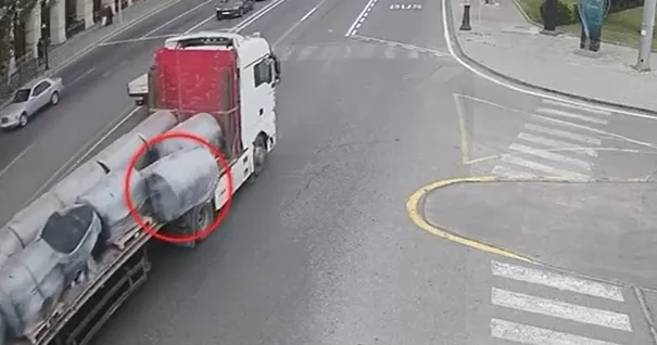 Bakıda çən yük maşından yerə düşdü Qurumdan XƏBƏRDARLIQ VİDEO