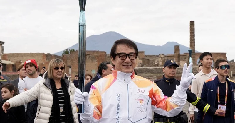 Aktyor Ceki Çan Olimpiya oyunlarının məşəlini daşıdı FOTO/VİDEO