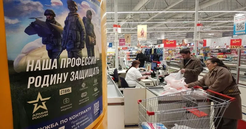 Rusiya iqtisadiyyatı “soyuyur”: kadr çatışmazlığı var, ancaq maaş artımı da zəifləyib FT