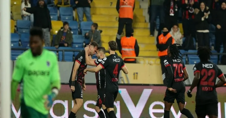 Türkiyə Superliqası: Trabzonspor səfərdə uduzdu, çempionluq yarışında geriyə düşdü VİDEO