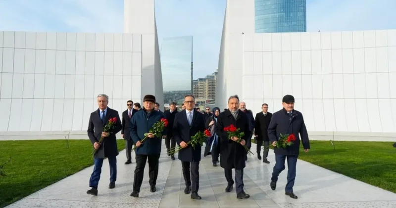 Форум религиозных деятелей: делегации из Турции, Узбекистана и Казахстана посетили монумент Победы в Баку ОБНОВЛЕНО / ФОТО