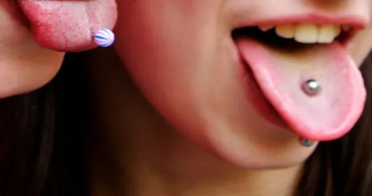 Dilinə pirsinq etdirən qadın öldü