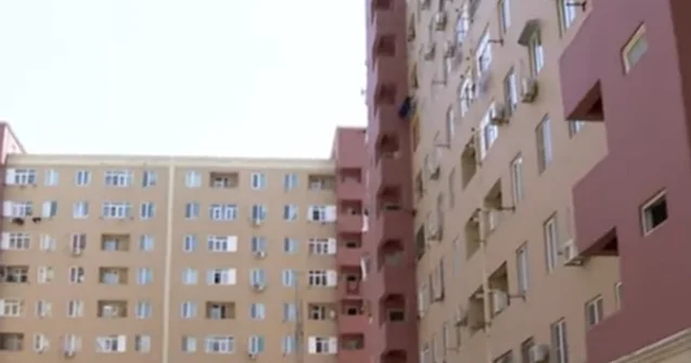 19 yaşlı qız dördüncü mərtəbədən yıxıldı