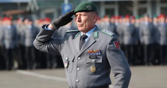 Himn səsləndi, polkovnik istefa verdi