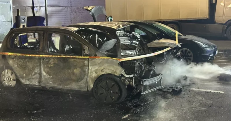 В Вильнюсе загорелись три электромобиля ФОТО