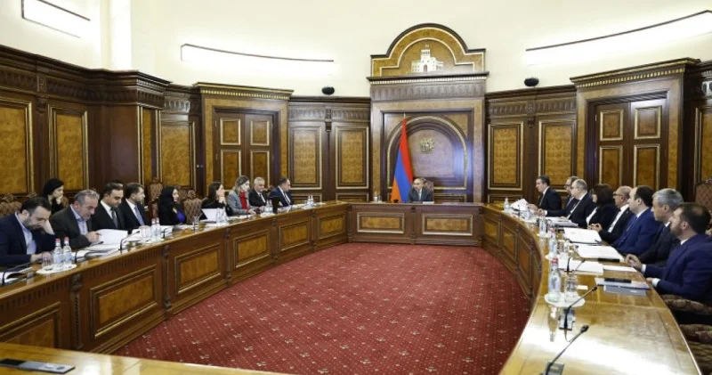 Paşinyan Konstitusiya İslahatları Şurasının iclasını keçirdi