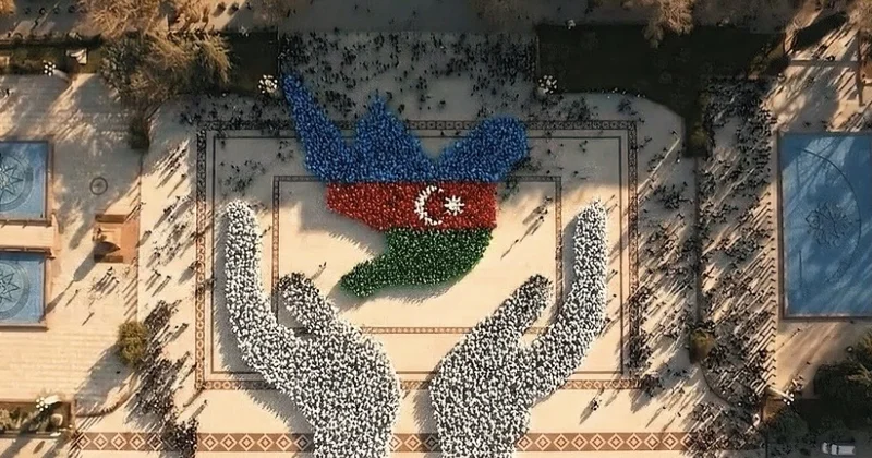 Gəncədə “Dəmir yumruq və Sülh göyərçini” fleş mobu keçirilib